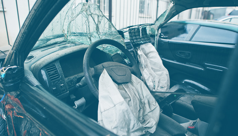 coche tras un accidente de tráfico donde han saltado los airbags y el conductor no sabe cómo reclamar objetos personales tras un accidente 